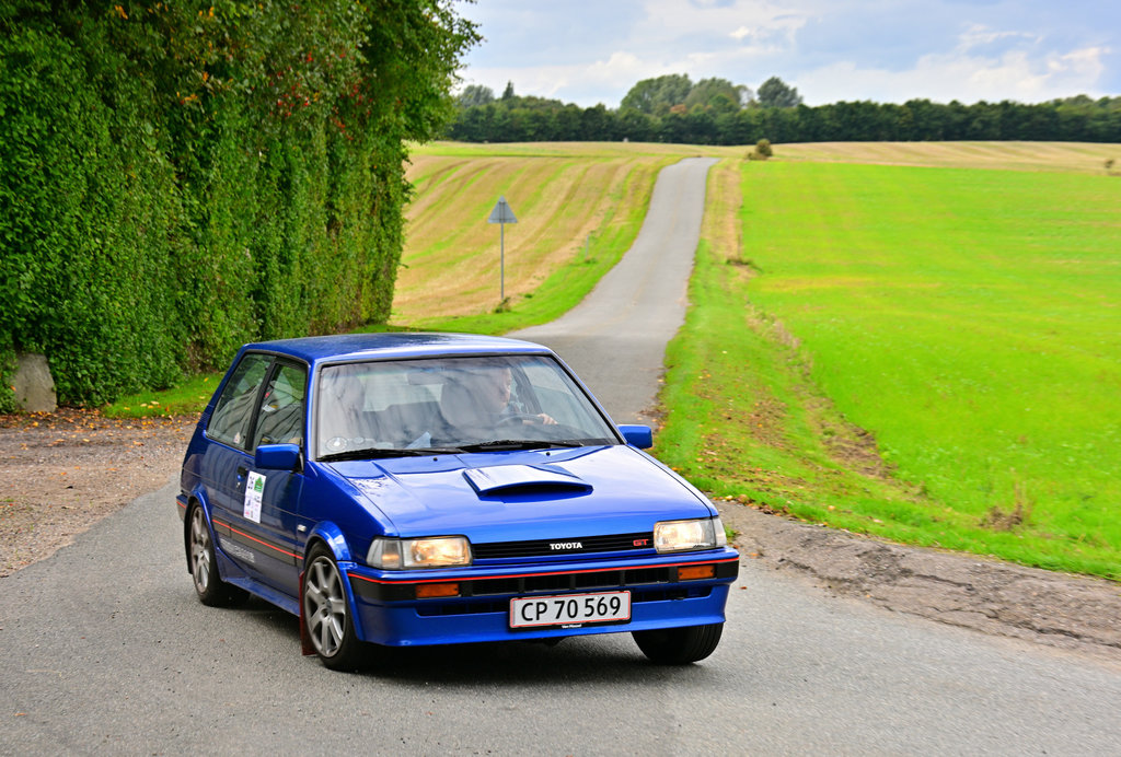 Kim Bach Sørensen og hans datter Freja Damgård Sørensen fra Stenløse kørte deres Toyota Corolla GT fra 1985 til en klar sejr, da Dansk Rally Club lørdag på de små sjællandske veje ved Sæby afviklede DRC Classic Regularity tællende til det danske mesterskab.
(Foto: Michael Eisenberg)